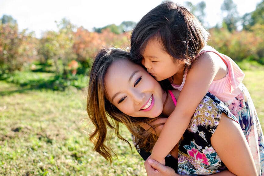 幸福的母女在公园里