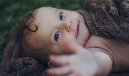 一张伸出手的婴儿脸。
