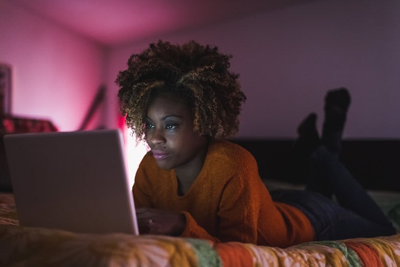 非裔美国女孩使用笔记本电脑
