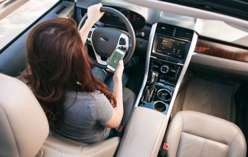 woman-driver-on-phone-using-gps