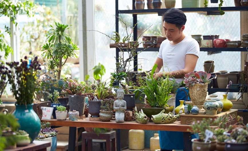 年轻男性花店忙着在他的商店