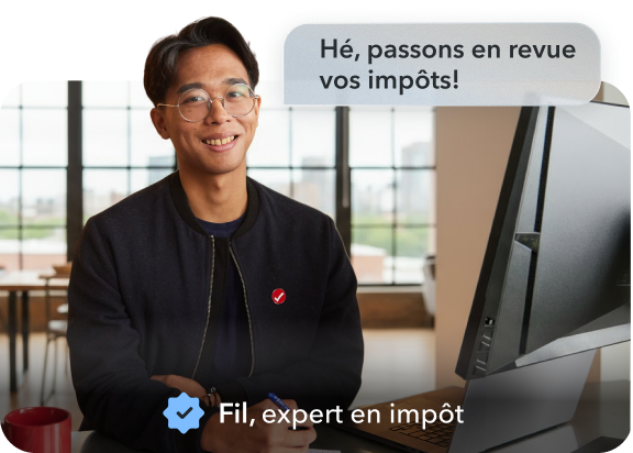 Un portrait de Fil, un expert de TurboImpôt, tout sourire et assis à son bureau. Il a une bulle de clavardage qui dit : « Bonjour, révisons vos impôts ensemble! »