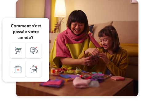 La styliste est assise avec sa jeune fille à la table de la maison et organise des pièces de tissu. L’image secondaire affiche « Comment s’est passée votre année? »