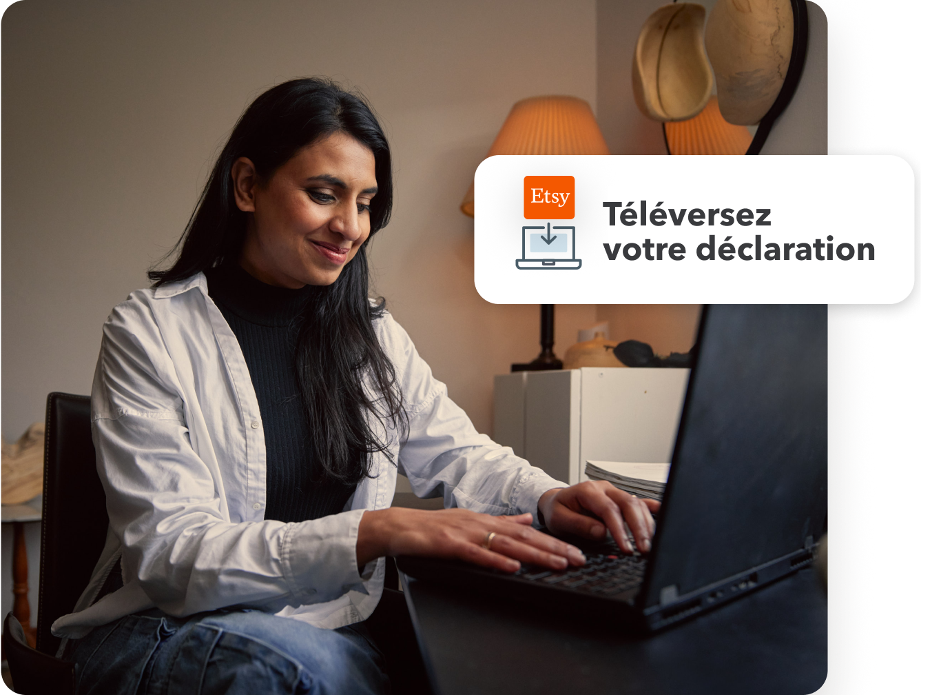 Une femme chef d’entreprise est assise et travaille sur son ordinateur portable. L’image secondaire affiche « Importer vos renseignements » et comporte le logo Etsy.