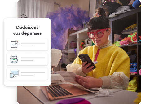 La styliste travaille sur son ordinateur portable et sur son téléphone dans son studio. L’image secondaire affiche « Déduisons vos dépenses ».