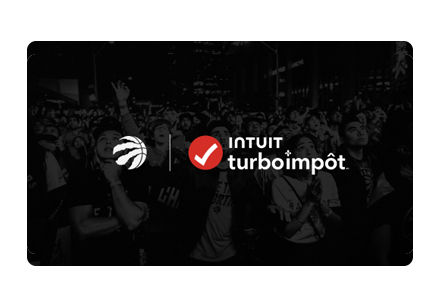 Les logos des Raptors de Toronto et d’Intuit TurboImpôt côte à côte sur un arrière-plan composé d’amateurs de basketball.