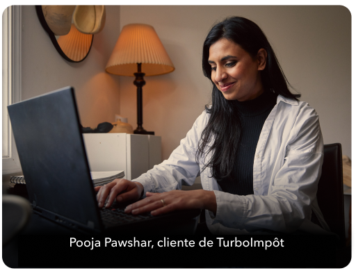 Pooja Pwaskar, une cliente de TurboImpôt travaillant sur un ordinateur portable à la maison.