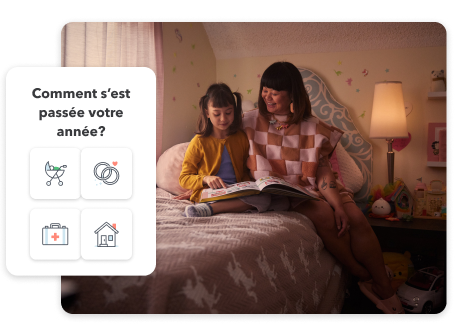 Une mère et sa jeune fille assises sur un lit. Image d’interface de l’utilisateur avec le texte « Comment s’est passée votre année » et les icônes d’une poussette, d’une alliance, d’une trousse médicale et d’une maison.