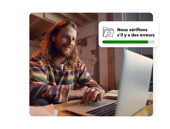 Un jeune homme souriant qui travaille sur son ordinateur portable dans sa boutique. Illustration secondaire avec le texte « Vérification des erreurs ».