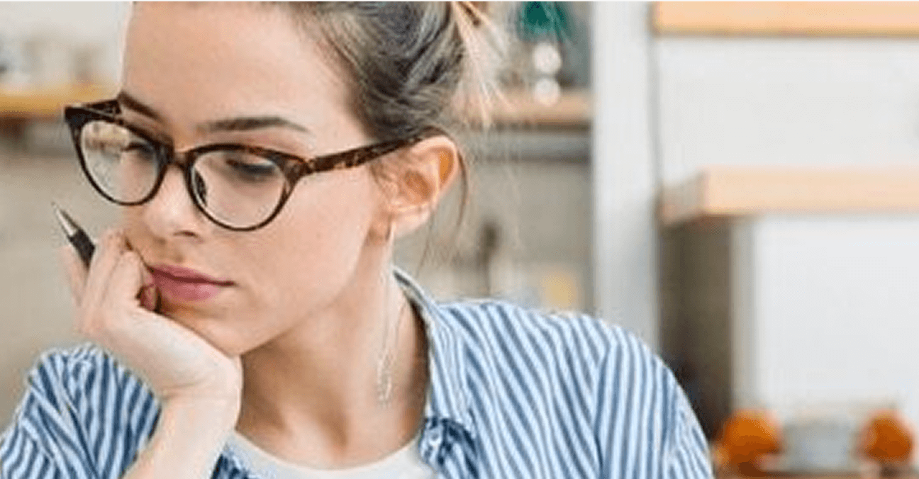 Une personne assise à une table avec une tasse de café.