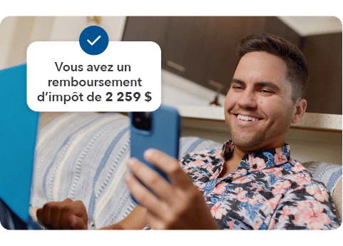 Un jeune client regarde son téléphone intelligent qui affiche le message « Vous avez un remboursement d’impôt de 2 259 $ ».