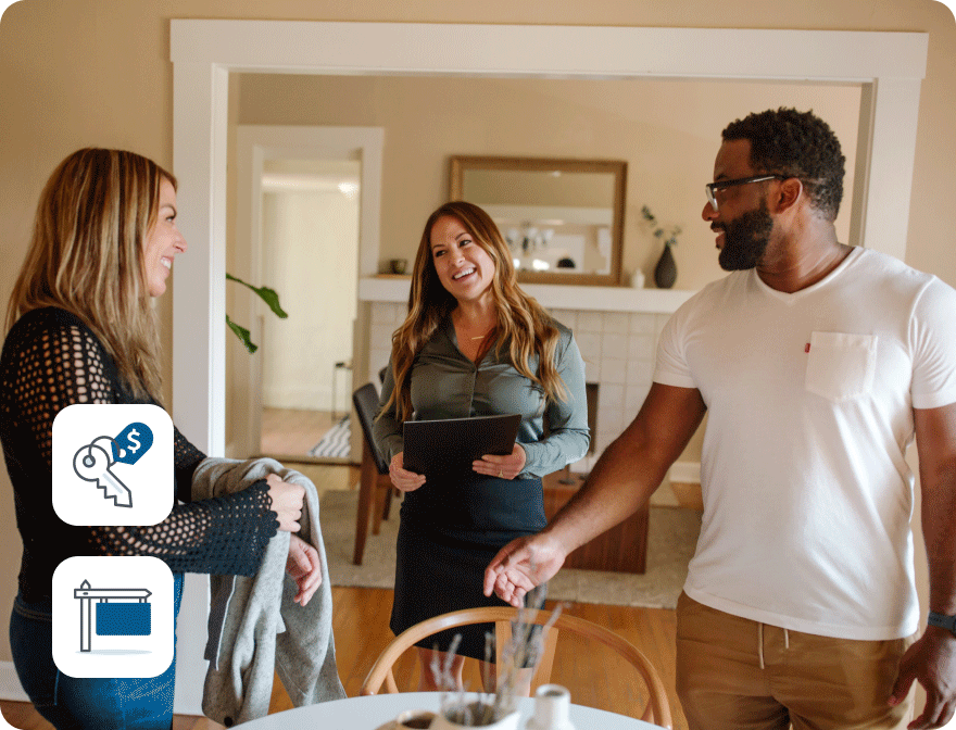 Trois personnes discutent à l’intérieur d’un bien locatif.