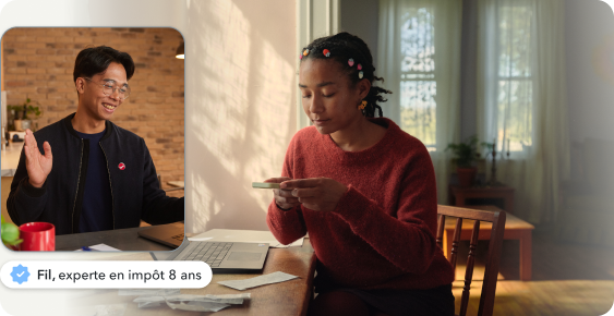 Une personne assise à un bureau avec un ordinateur portable.