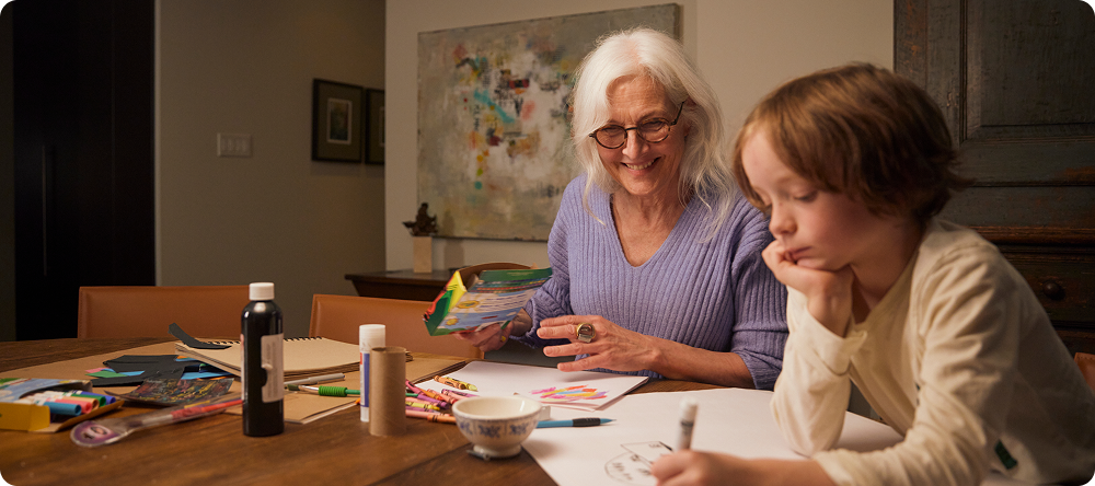 Une personne et un enfant assis à une table avec une tasse de café.