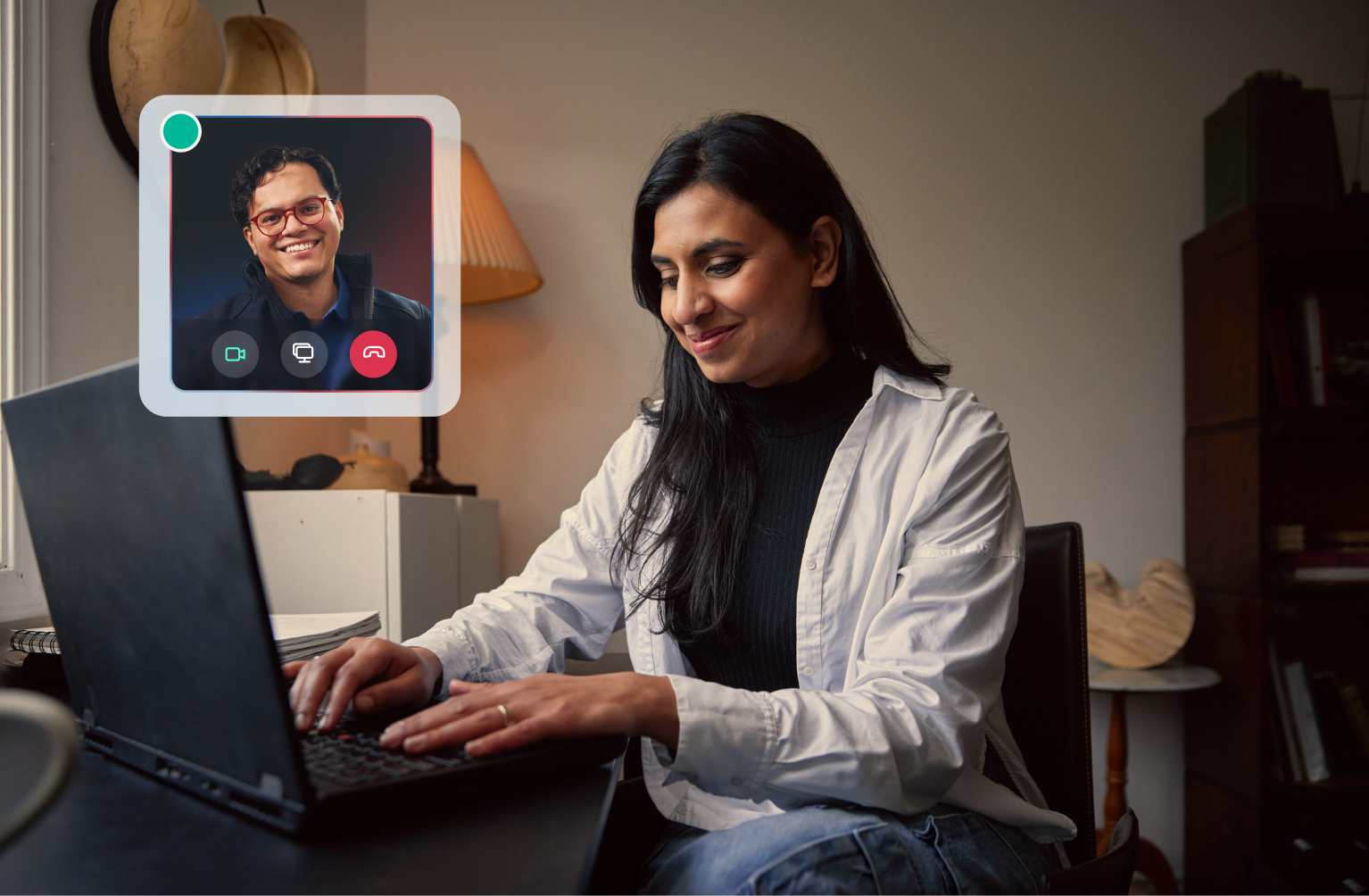 Une experte en impôt sur son ordinateur portable parlant au téléphone avec un client.