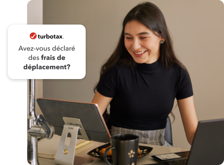 Une jeune femme qui travaille sur sa tablette chez elle. Image secondaire d’un logo de TurboImpôt et de la question « Avez-vous des frais de déplacement? ».