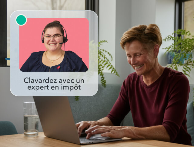 Gail, une cliente de TurboImpôt, sourit en travaillant sur son ordinateur portable. Une fenêtre contextuelle s’affiche avec le profil d’un expert de TurboImpôt, qui invite à « clavarder avec un expert en impôt ».