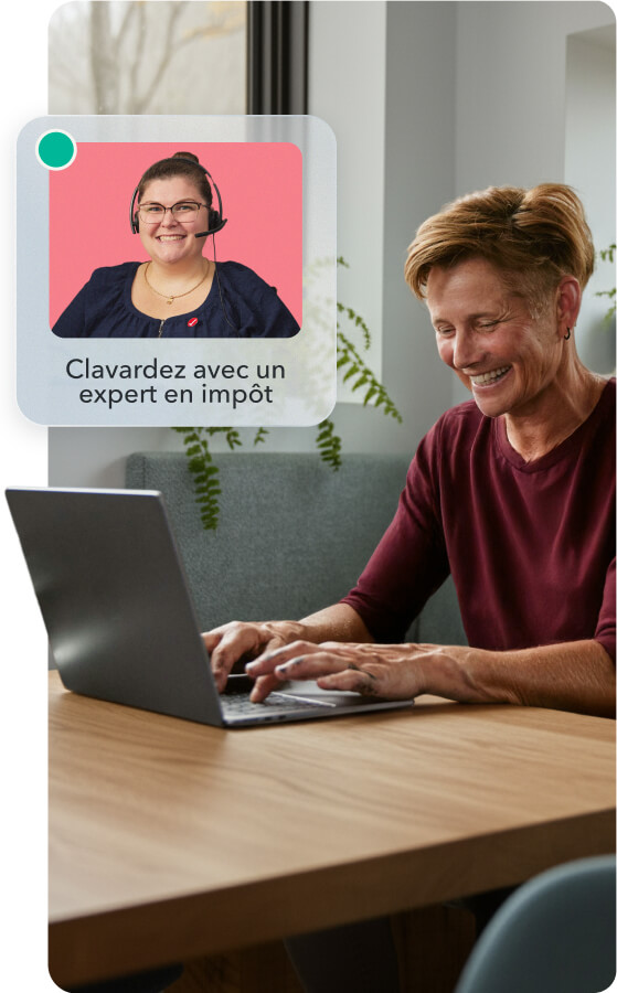 Gail, une cliente de TurboImpôt, sourit en travaillant sur son ordinateur portable. Une fenêtre contextuelle s’affiche avec le profil d’un expert de TurboImpôt, qui invite à « clavarder avec un expert en impôt ».
