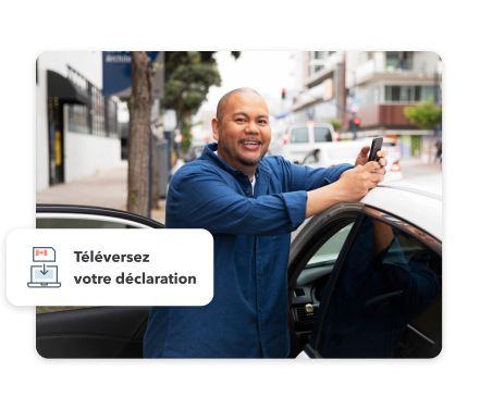 Un conducteur debout devant sa voiture, tenant son téléphone et souriant. Le texte indique « Importer vos renseignements »