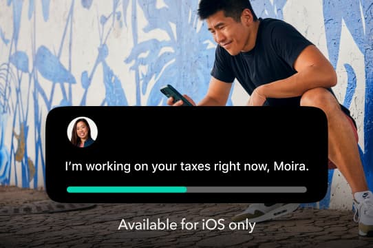 An iOS notification from TurboTax expert working with a customer letting them know "I’m working on your taxes right now, Moira."