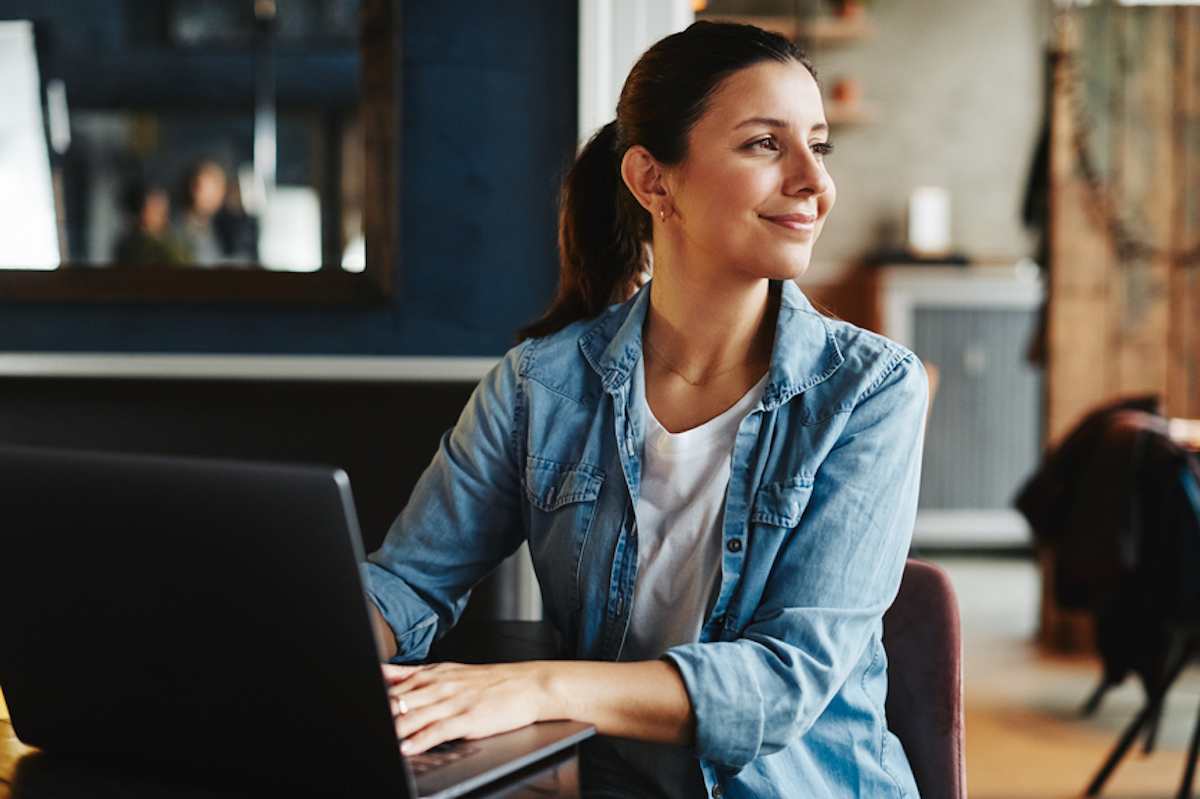 Female entrepreneur works on a laptop in a cafe