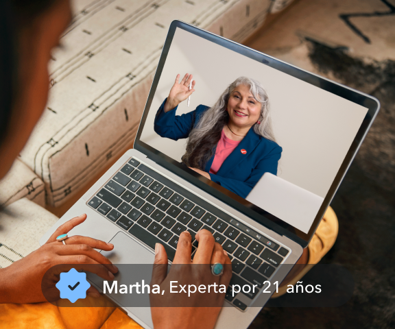 Martha, experta en impuestos bilingüe con 21 años de experiencia, guía a una usuaria a través de un videochat en vivo.