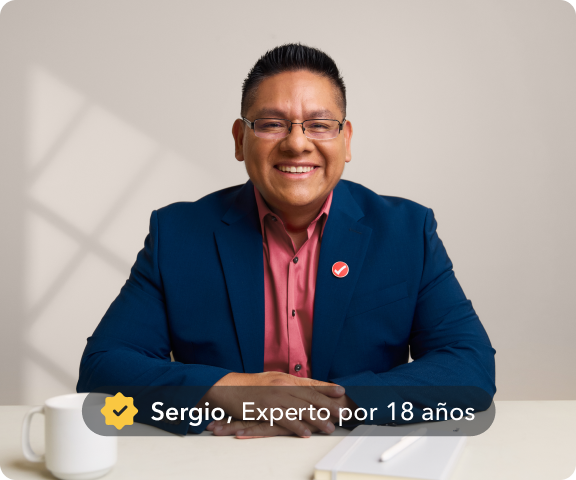 Sergio, experto en impuestos bilingüe con 18 años de experiencia, saluda a un usuario con la mano y una sonrisa.