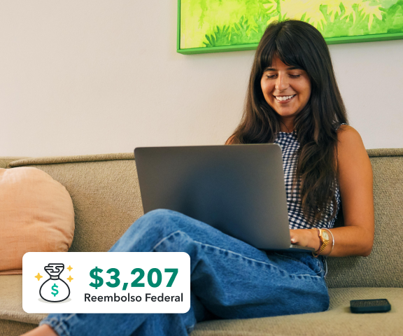Una joven responde preguntas en línea para que la ayuden a recibir su máximo reembolso.