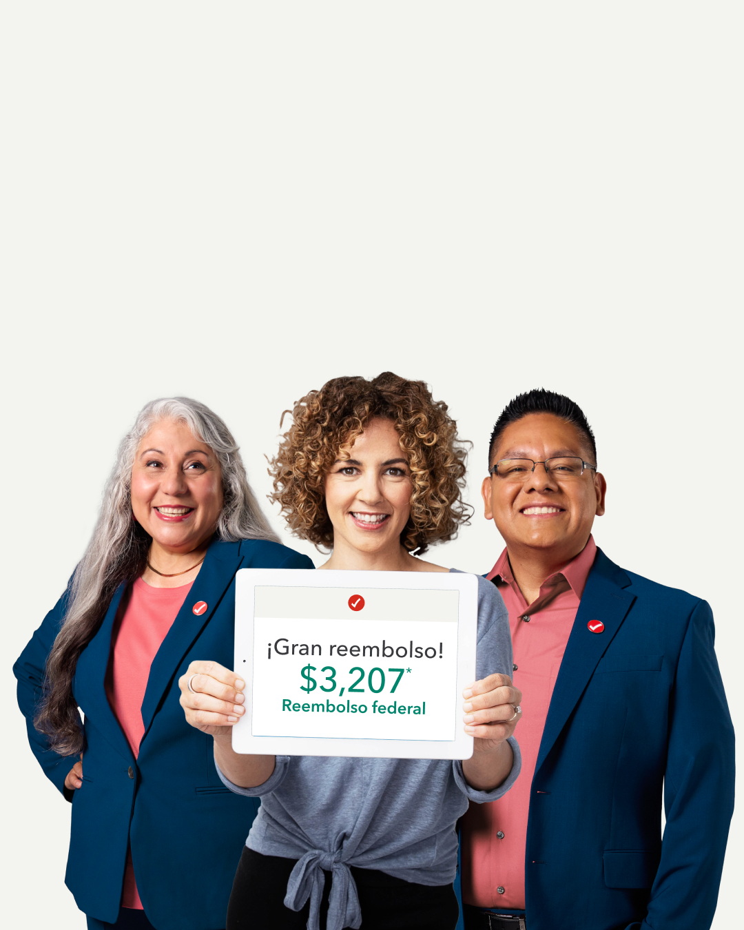 Una usuaria de TurboTax y dos expertos en impuestos bilingües muestran un excelente reembolso.