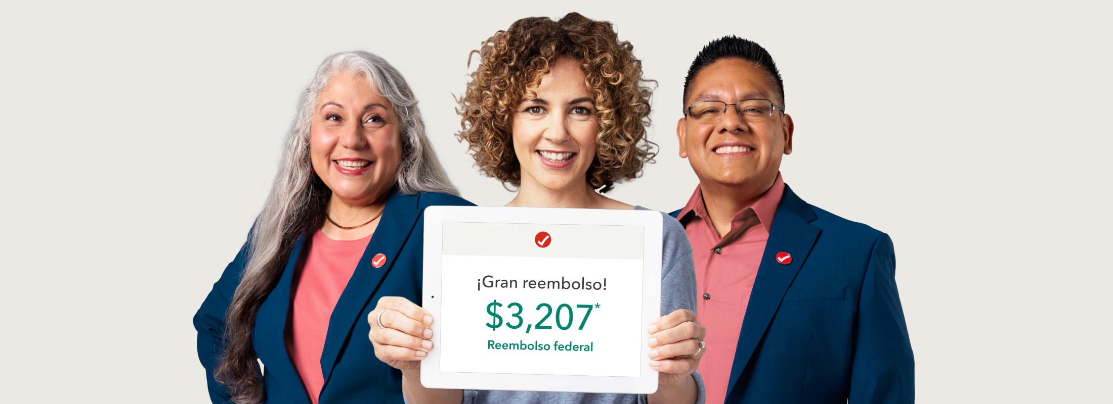 Una usuaria de TurboTax y dos expertos en impuestos bilingües muestran un excelente reembolso.