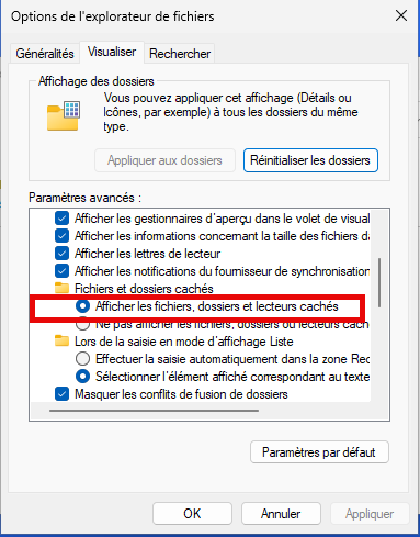 Un écran d'ordinateur muni d'un clavier et d'une souris.