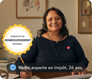 Un expert de TurboImpôt d’âge moyen portant un veston bleu et une épinglette TurboImpôt rouge.