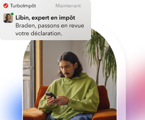 Un homme dans la mi-vingtaine portant un chandail à capuchon vert assis sur son canapé et regardant son téléphone. Il voit un message de Libin, un expert de TurboImpôt. Le message dit : Braden, passons en revue votre déclaration.