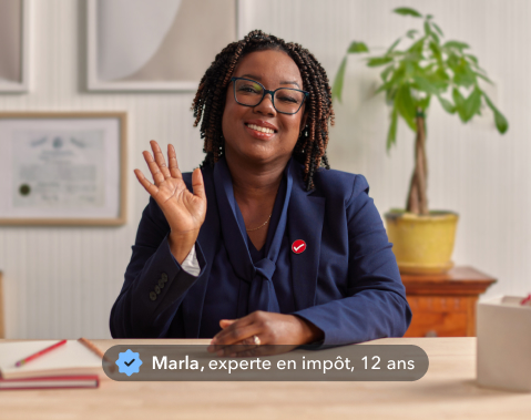 Marla Noel, une experte de TurboImpôt avec 12 ans d’expérience, sourit chaleureusement et fait un signe de la main depuis son bureau à domicile.