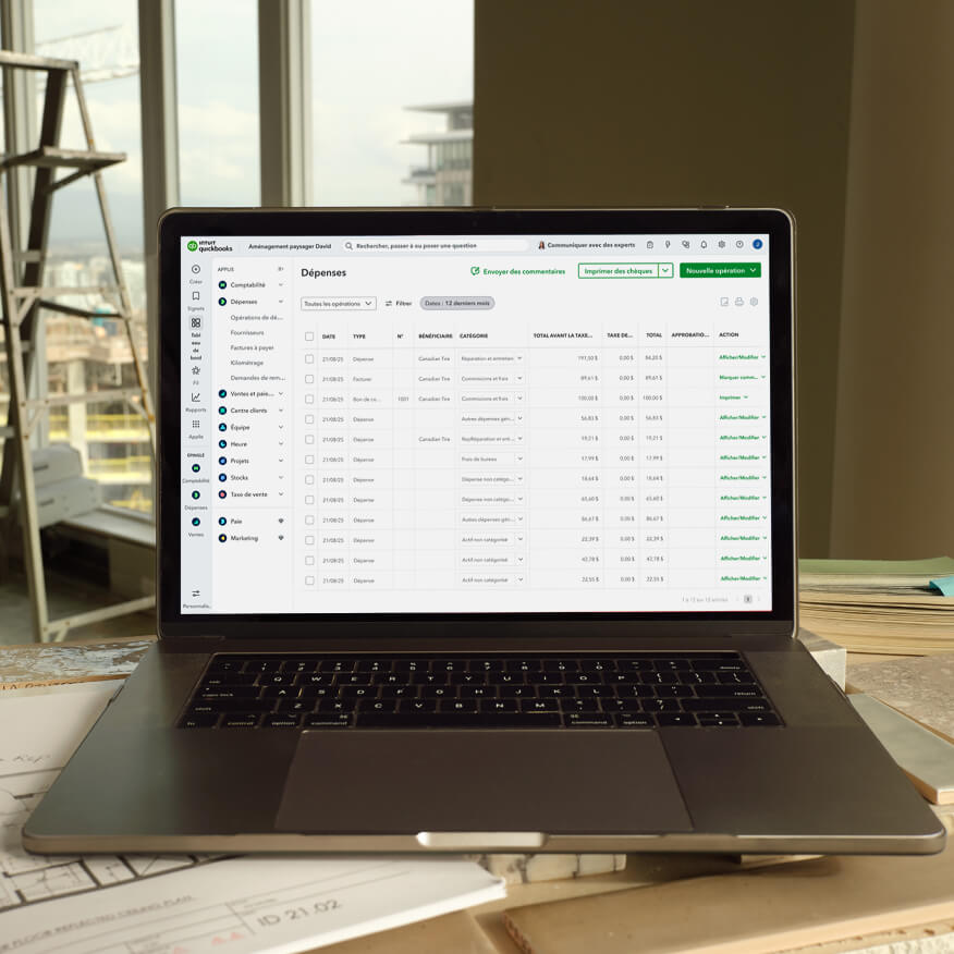 Un ordinateur portable présente le tableau de bord de QuickBooks en ligne pour les entreprises.